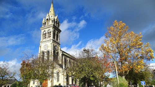 PLANCOET-SITES-Eglise-St-Sauveur-Cote-sud-Arbres