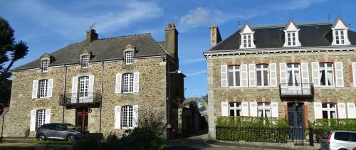 PLANCOET-SITES-Maisons-Place-de-la Liberte