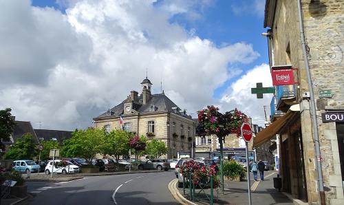 PLANCOET-SITES-Place-Mairie-a