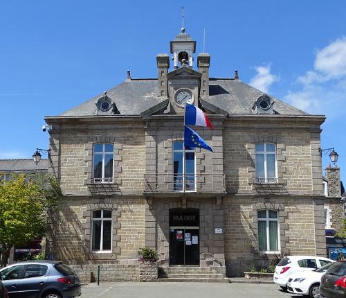 PLANCOET-SITES-Place-Mairie
