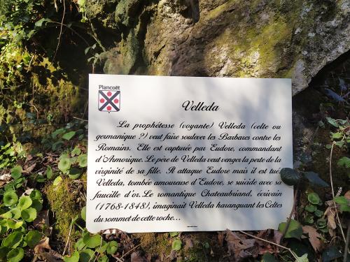 PLANCOET-SITES-Tertre-Brandefert-Roche-de Velleda-Plaque